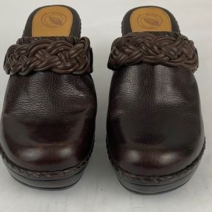 NURTURE Brown Leather Clogs